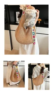 Détail du sac cabas tissé main avec bandoulière à fleurs crochetées dans une cuisine moderne