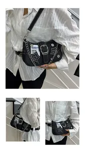 Vue détaillée du sac épaule en denim noir avec étoiles et chaînes métalliques argentées