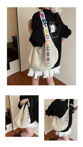 Détail du sac fourre-tout tissé blanc cassé avec bandoulière fleurie au crochet coloré