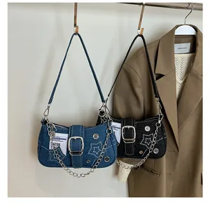 Détail de sacs sous le bras en denim rétro avec motif étoile et boucles en métal
