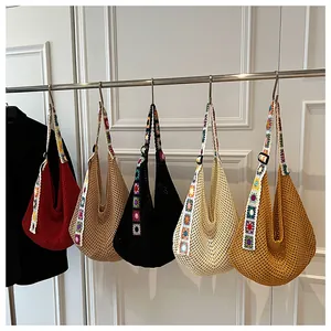 Vue détaillée des sacs cabas tissés avec bandoulières au crochet fleuries ethniques