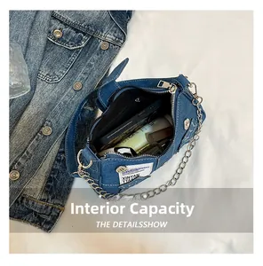 Capacité interne du sac à bandoulière en jean montrant téléphone et cosmétiques