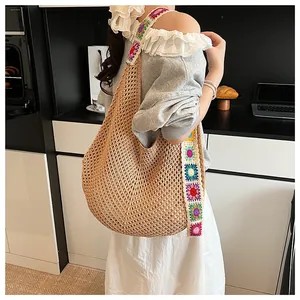 Détail de la bandoulière en crochet floral et du motif tricoté ajouré du sac à main