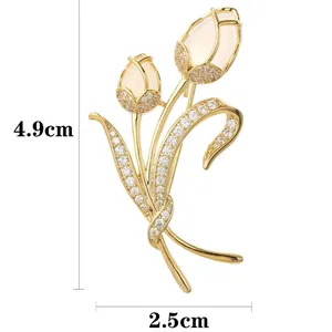 Vista dettagliata della spilla a tulipano con altezza 4,9 cm e larghezza 2,5 cm con strass