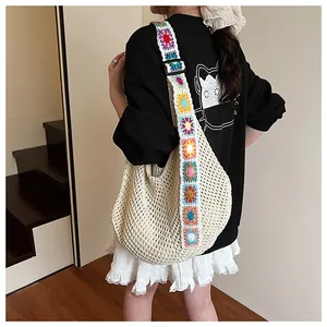 Détail du sac cabas tissé avec motifs de tournesols au crochet sur les bandoulières
