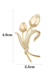 Dettaglio della spilla a tulipano con pietre bianche e misure di 4,9 cm x 2,5 cm