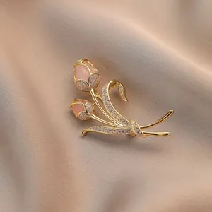 Spilla tulipano dorata con gemme rosa e scintillanti cristalli di zirconia cubica