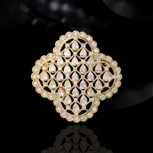 Broche fleur à quatre feuilles dorée avec zircone creuse et pierres en goutte d'eau