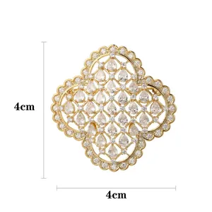 Broche fleur à quatre feuilles évidée dorée avec zircons clairs, taille 4cm x 4cm, face