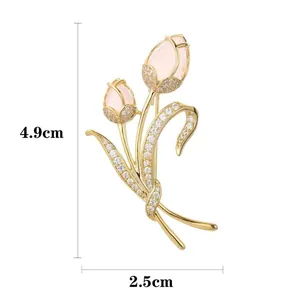 Elegante spilla a tulipano dorata con gemme rosa e cristalli da 4,9 cm per 2,5 cm