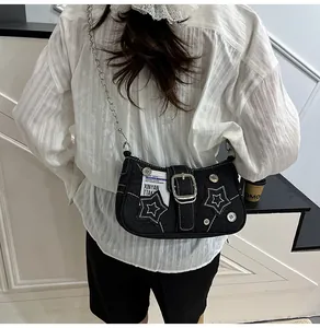 Détail du sac à épaule en jean avec étoiles blanches et bandoulière en chaîne