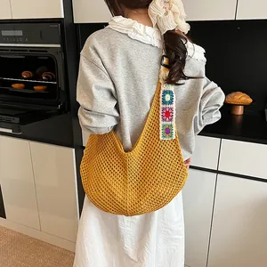 Sac à bandoulière jaune crocheté à la main avec bretelles fleuries pour les vacances d'été