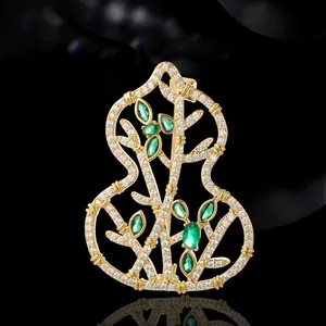 Broche de calabaza dorada hueca con gemas verdes y cristales para trajes y abrigos