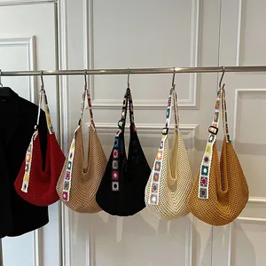 Grand sac fourre-tout tissé en cinq couleurs avec bandoulières brodées de fleurs