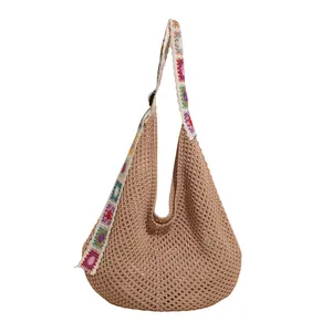 Grand sac cabas au crochet bohème avec bandoulière fleurie pour les vacances