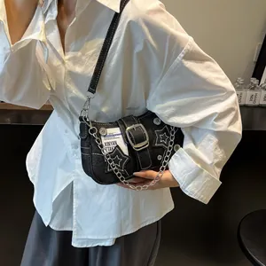 Sac sous les aisselles en denim noir avec motifs d'étoiles, chaîne et style rétro Y2K