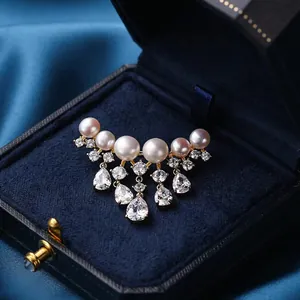 Elegante goldene Perlenbrosche mit Zirkonia-Quasten in blauer Samtbox für Anzüge