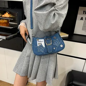 Sac étoile en denim bleu Y2K avec bandoulière réglable dans un décor de cuisine moderne
