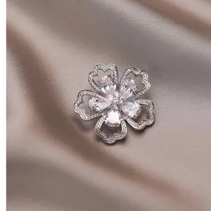Broche fleur en zircon élégante avec pétales ajourés en forme de cœur sur satin