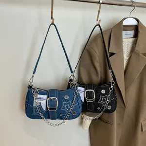 Sac bandoulière en denim avec motif étoile, chaîne épaisse et boucles vintage