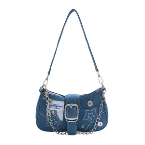 Sac bandoulière en jean avec motif étoile, chaîne métallique et boucle décorative