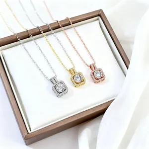 Trois colliers à pendentif carré en zircon en argent, or et or rose dans un coffret cadeau