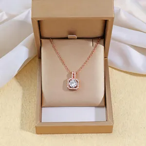 Collier en or rose avec pendentif zircon carré présenté dans son écrin doré de luxe