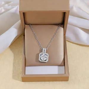 Collier en acier titane avec pendentif carré en zircone dans un écrin doré luxueux