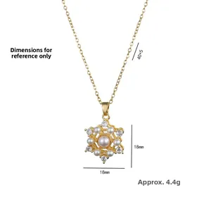 Elegante collar con colgante de copo de nieve dorado con perlas y circonitas blancas