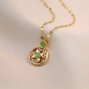 Goudkleurige windmolen hanger ketting met kattenoog opaal en groene zirkoon details