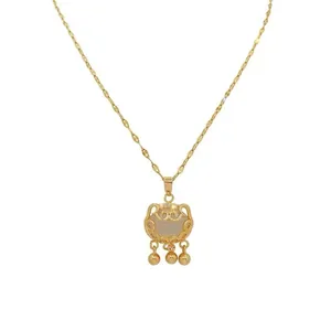 Elegante collana dorata con ciondolo a lucchetto occhio di gatto su bianco