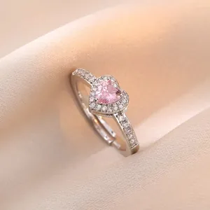 Vista macro del anillo de plata con gema rosa de corazón y halo de diamantes