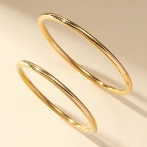 Set de brazaletes minimalistas de acero inoxidable dorado con acabado pulido