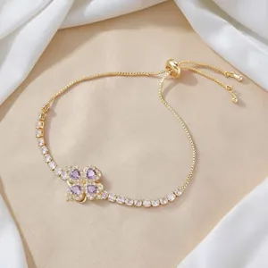 Bracelet trèfle doré élégant avec cristaux de cœur violets et accents de zircon