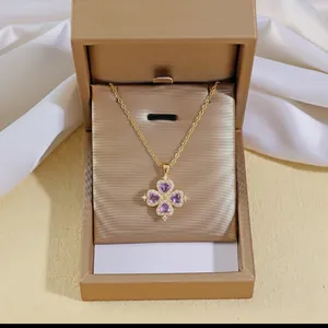 Collier trèfle avec zircons violets en forme de cœur dans un coffret doré luxe