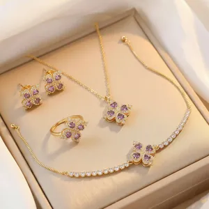 Parure trèfle dorée avec pierres violettes et zircons dans un coffret cadeau