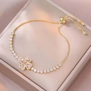 Bracciale a quadrifoglio con cuori in zircone rosa, acciaio placcato oro e chiusura regolabile