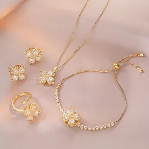 Parure bijoux trèfle doré avec collier boucles d'oreilles bracelet et bague sur soie
