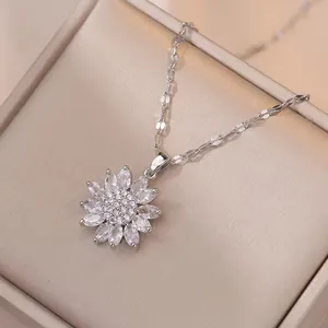 Vue macro d'un collier tournesol en argent avec pétales en zircone et écrin cadeau