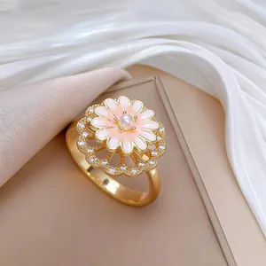 Bague fleur en or avec marguerite en émail rose, perle centrale et accents en zircone