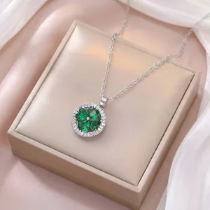 Collier fleur trèfle rotatif avec gemmes de cœur vert et finition argentée élégante