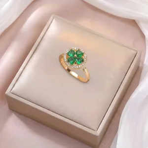 Bague réglable en or avec trèfle à quatre feuilles zircon vert émeraude et halo de diamants