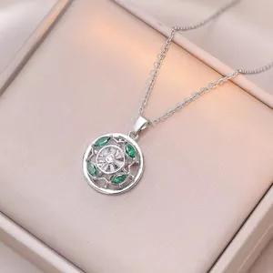 Collier vintage en argent avec pierres vert émeraude et pendentif étoile étincelant