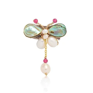 Exquise broche papillon en fil d'or avec nacre d'abalone et perles baroques
