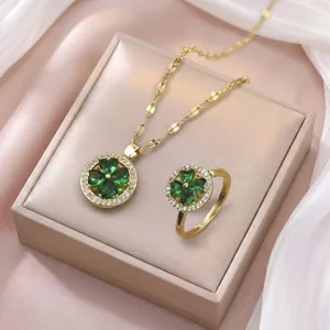 Parure bijoux trèfle vert émeraude avec collier et bague dans un écrin de luxe