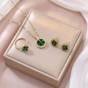 Parure de bijoux coeur émeraude avec collier doré, boucles d'oreilles et bague rotative