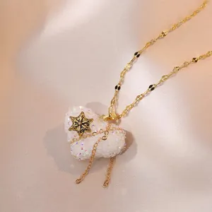 Collier en acier titane avec pendentif cœur blanc, étoile dorée et pampilles à franges