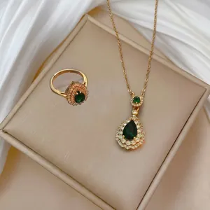 Vintage Luxuriös Vergoldet Titanstahl Kupfer Zirkon Smaragd Wassertropfen Anhänger Halskette Und Ring Schmuckset Für Damen