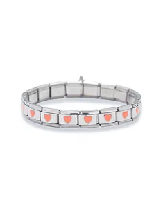 Makro-Detail des italienischen Charm-Armbands mit Gliedern und orangefarbenem Herz