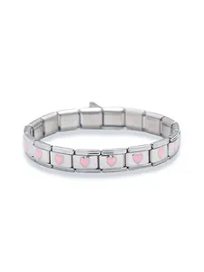 Detail der italienischen Charm-Armbandglieder aus Edelstahl mit rosa Herzmustern